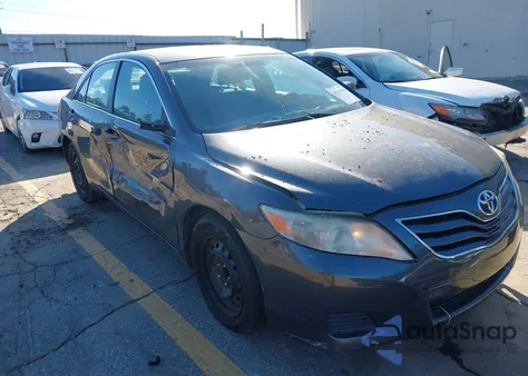 2010 Toyota Camry Le z USA, uszkodzony, nr VIN 4T1BF3EK7AU035725